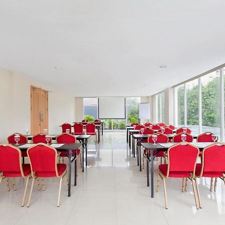 Ibis Budget Semarang Tendean Exterior foto