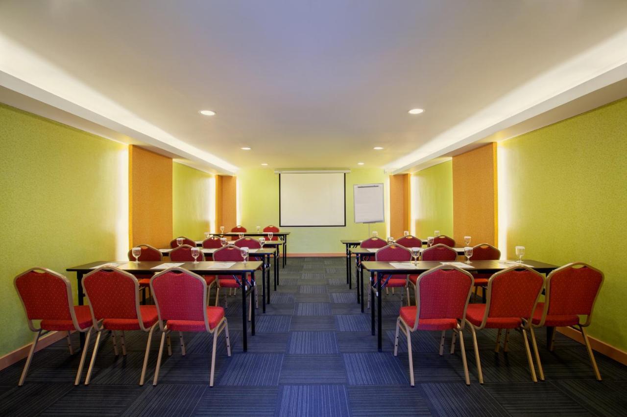Ibis Budget Semarang Tendean Exterior foto