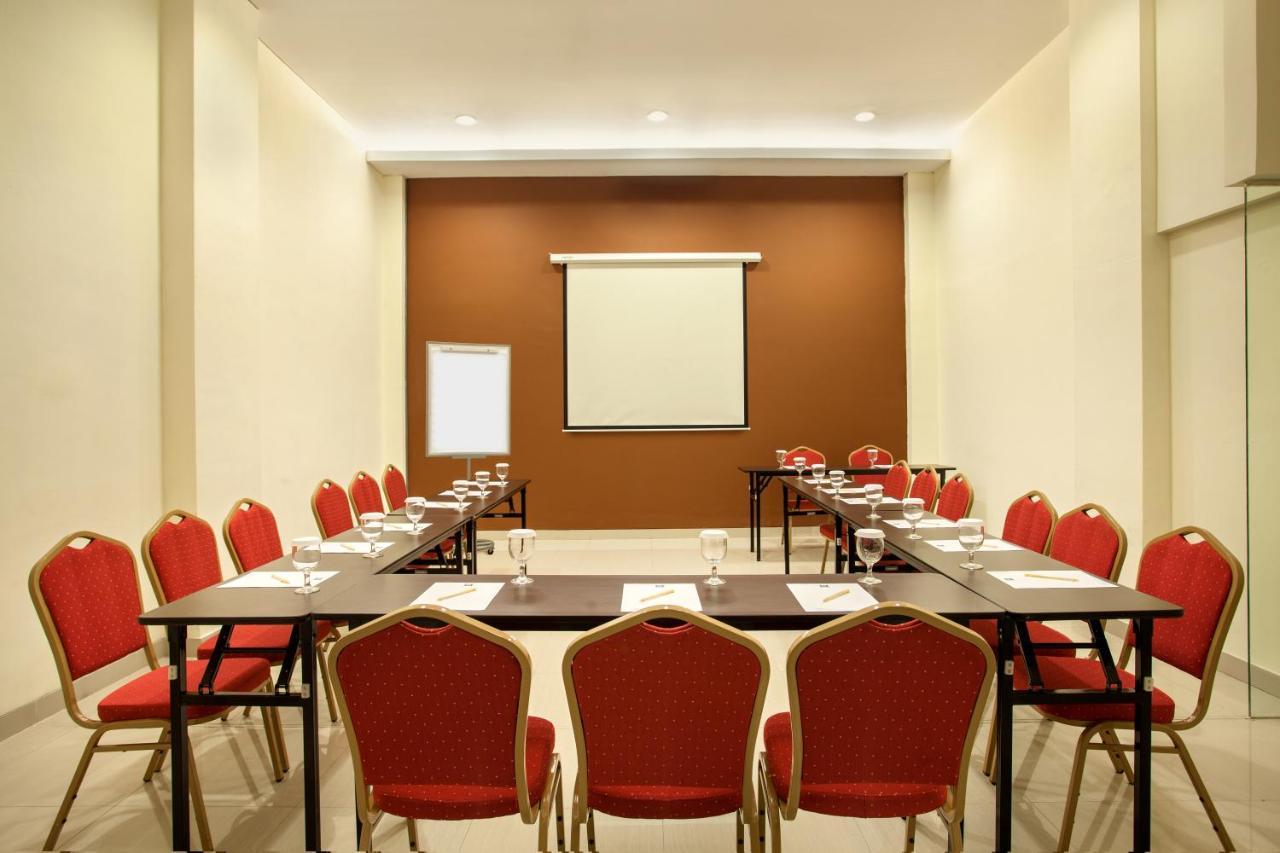 Ibis Budget Semarang Tendean Exterior foto