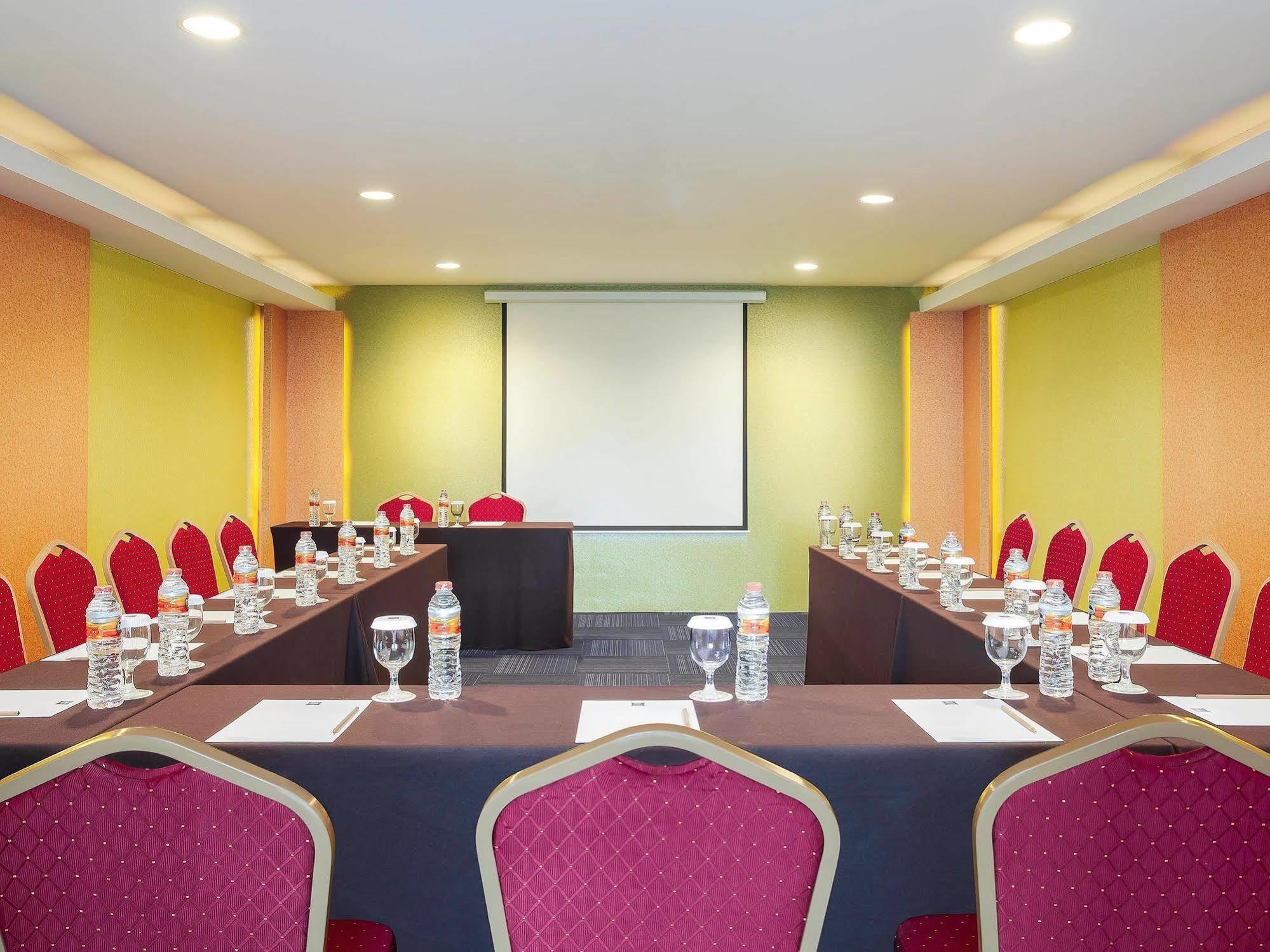Ibis Budget Semarang Tendean Exterior foto