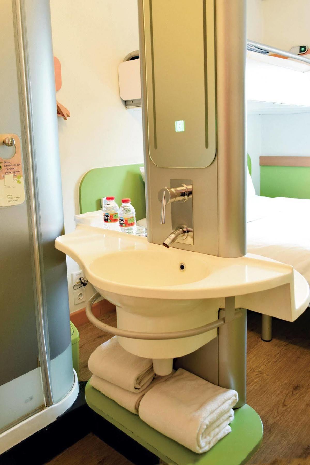 Ibis Budget Semarang Tendean Exterior foto