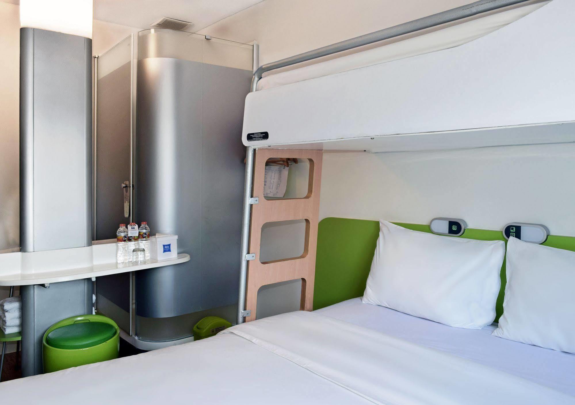 Ibis Budget Semarang Tendean Exterior foto