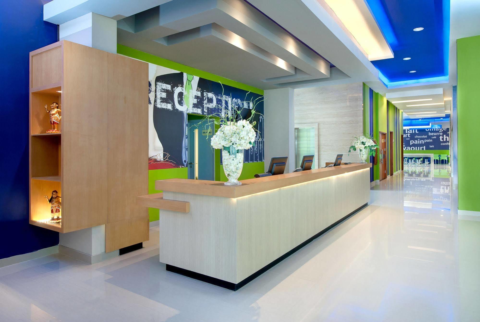 Ibis Budget Semarang Tendean Exterior foto