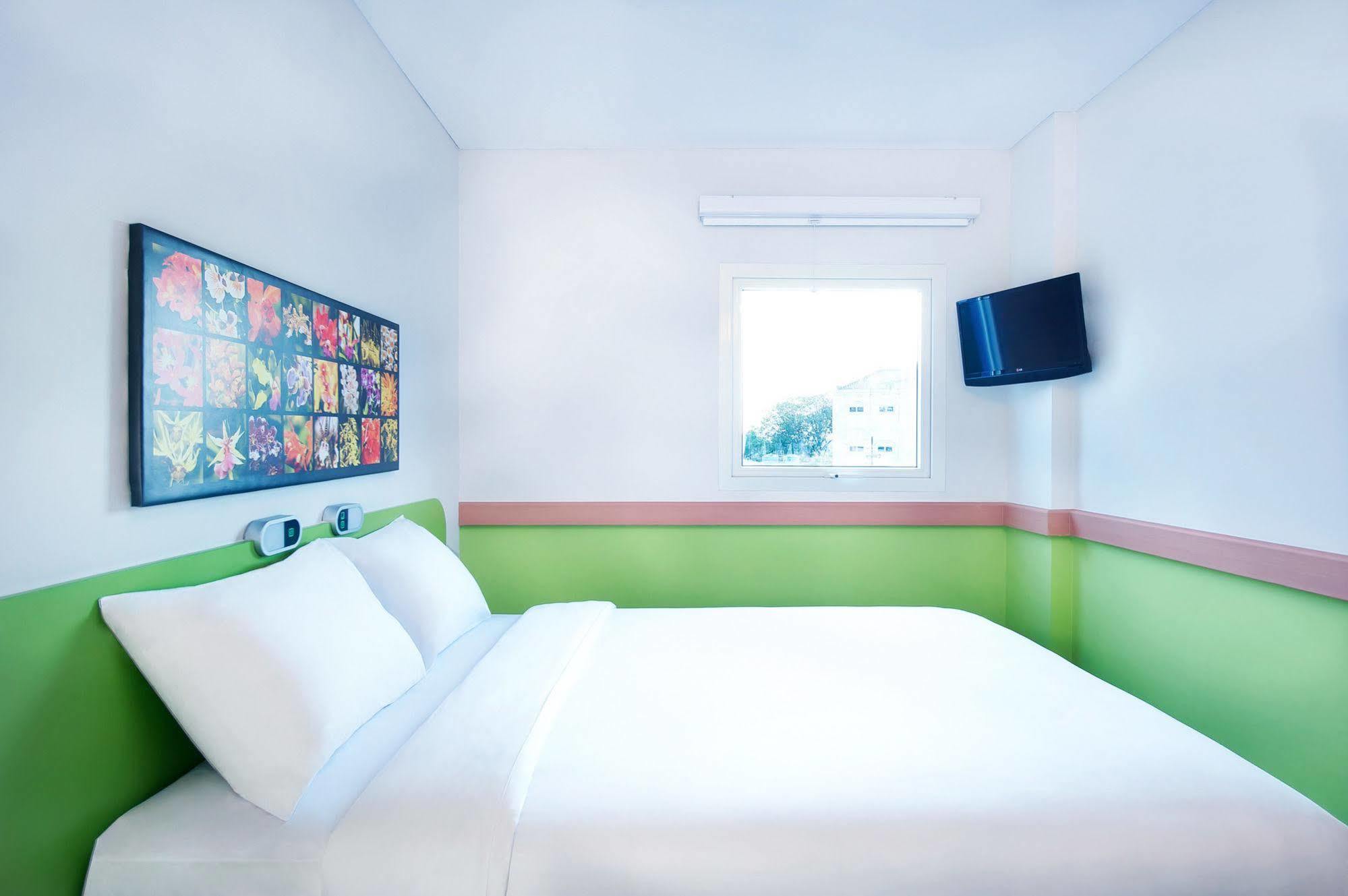 Ibis Budget Semarang Tendean Exterior foto