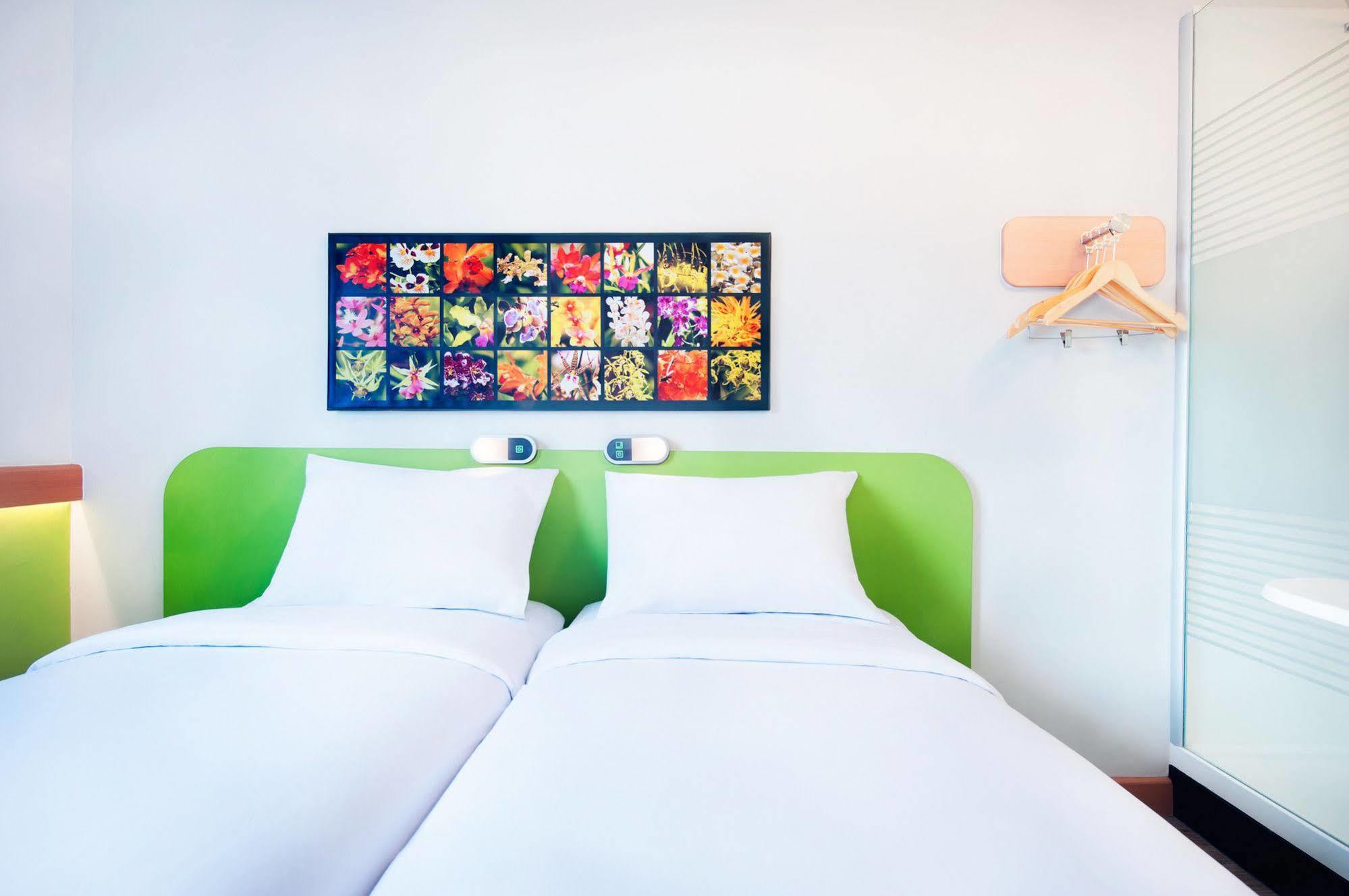 Ibis Budget Semarang Tendean Exterior foto