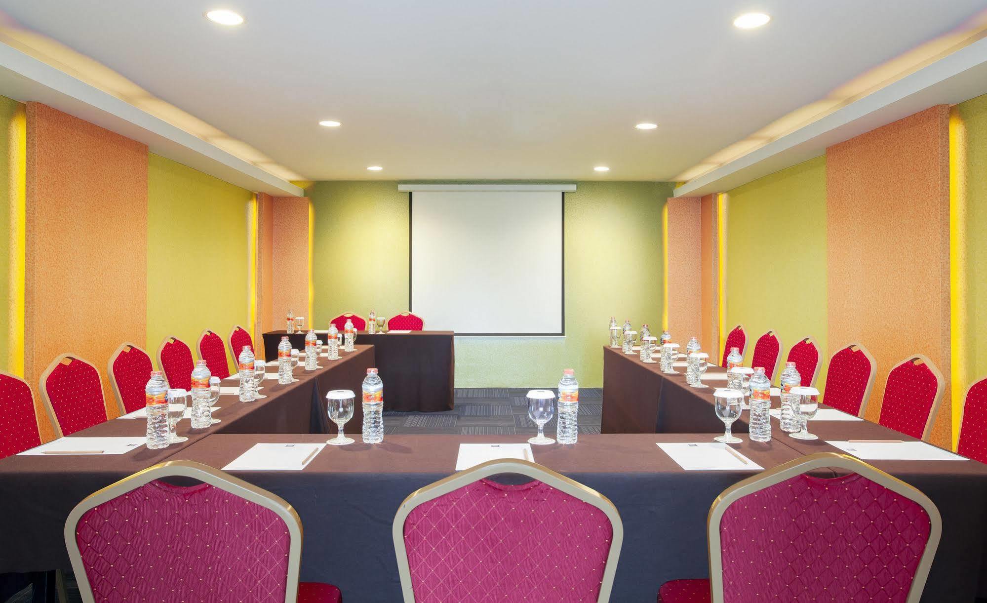 Ibis Budget Semarang Tendean Exterior foto